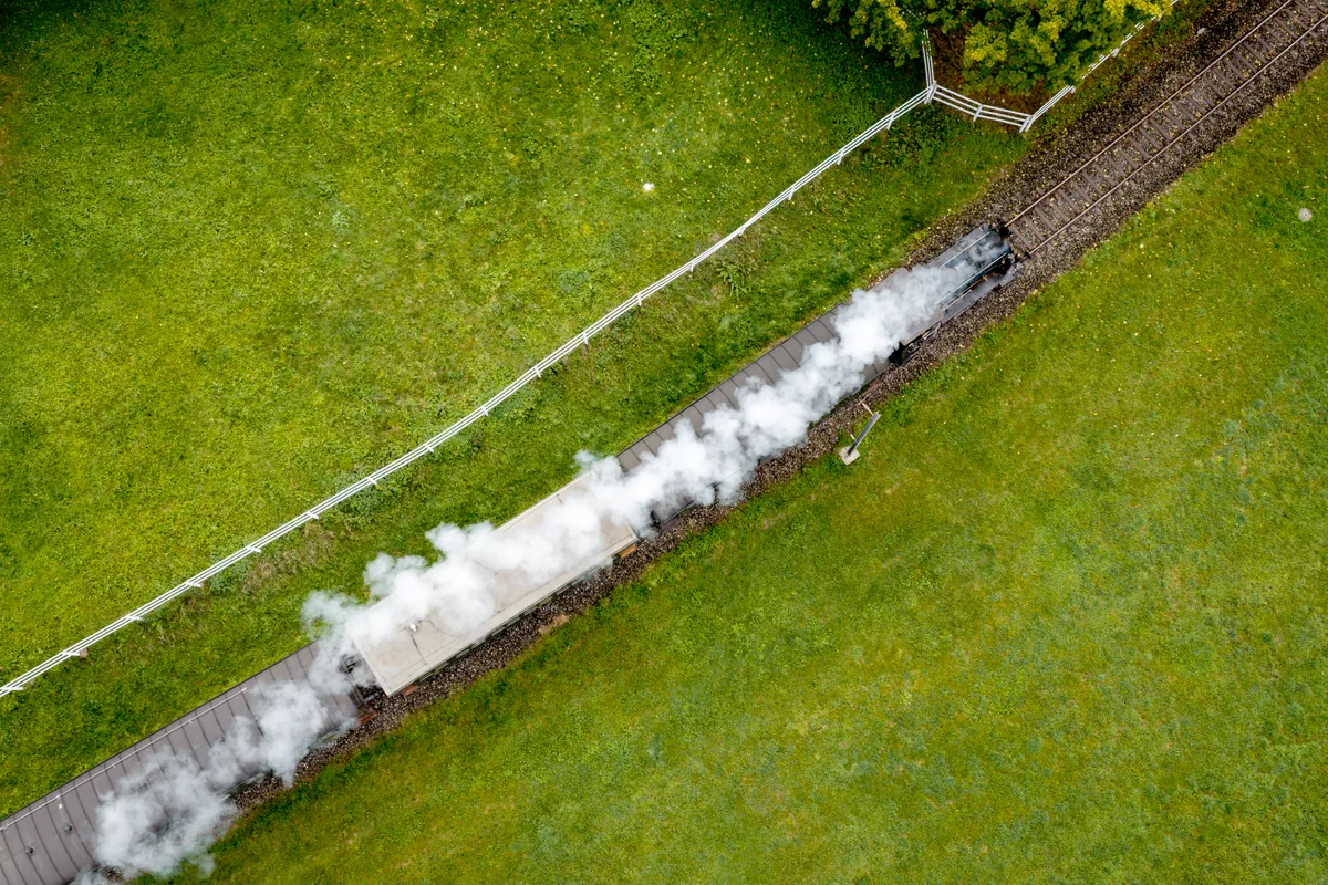Hier für einmal die Zugkomposition auf der Vogelperspektive. Ein Zug aus der Luft.